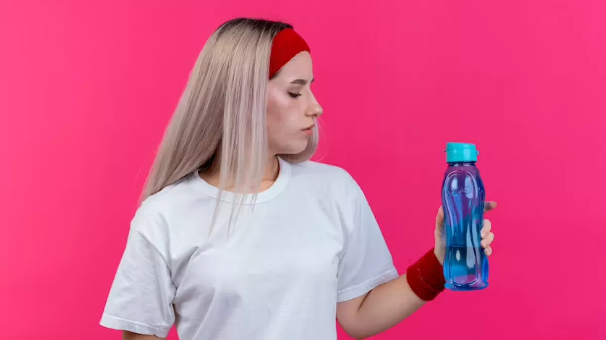 Bottle Hack: रोज इस्तेमाल होने वाले पानी की बोतल से आने लगी है गंध, तो ये टिप्स आएंगी आपके बड़े काम