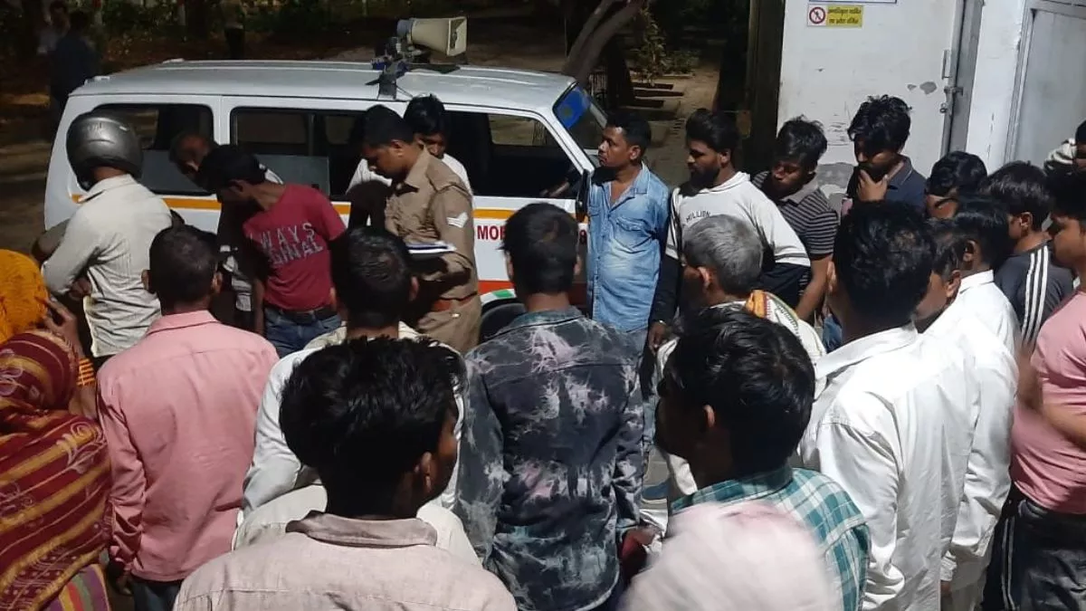 Agra News: जूता फैक्ट्री में कंप्रेसर फटने से कर्मचारी की मौत, धमाके से फैली दहशत; मुआवजे की मांग