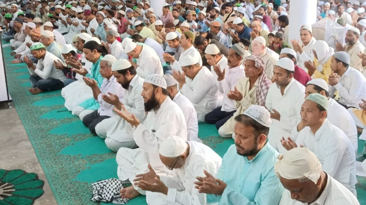 Alvida Jumma 2024: अलविदा जुमा के मौके पर उमड़ी भारी भीड़, मुस्लिम भाईयों ने पढ़ी नमाज; देश में अमन-शांति के लिए मांगी दुआ