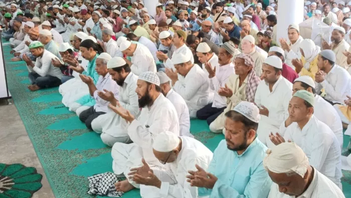 अलविदा जुमा की नमाज अदा करते मुसलमान