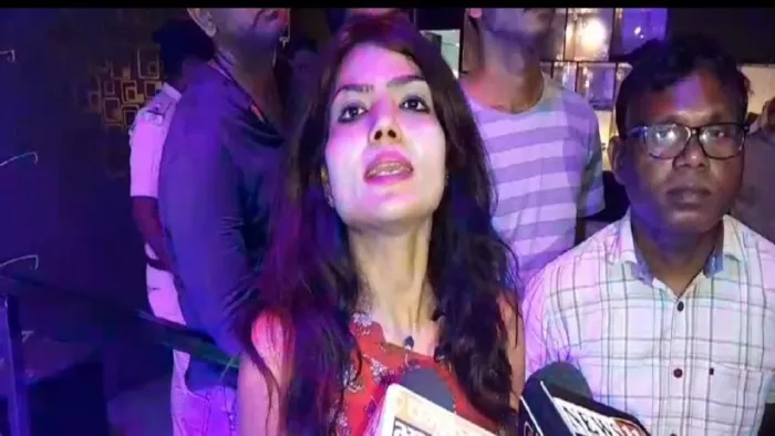 छापामारी के बाद घटना की जानकारी देती एसडीओ पारुल सिंह।