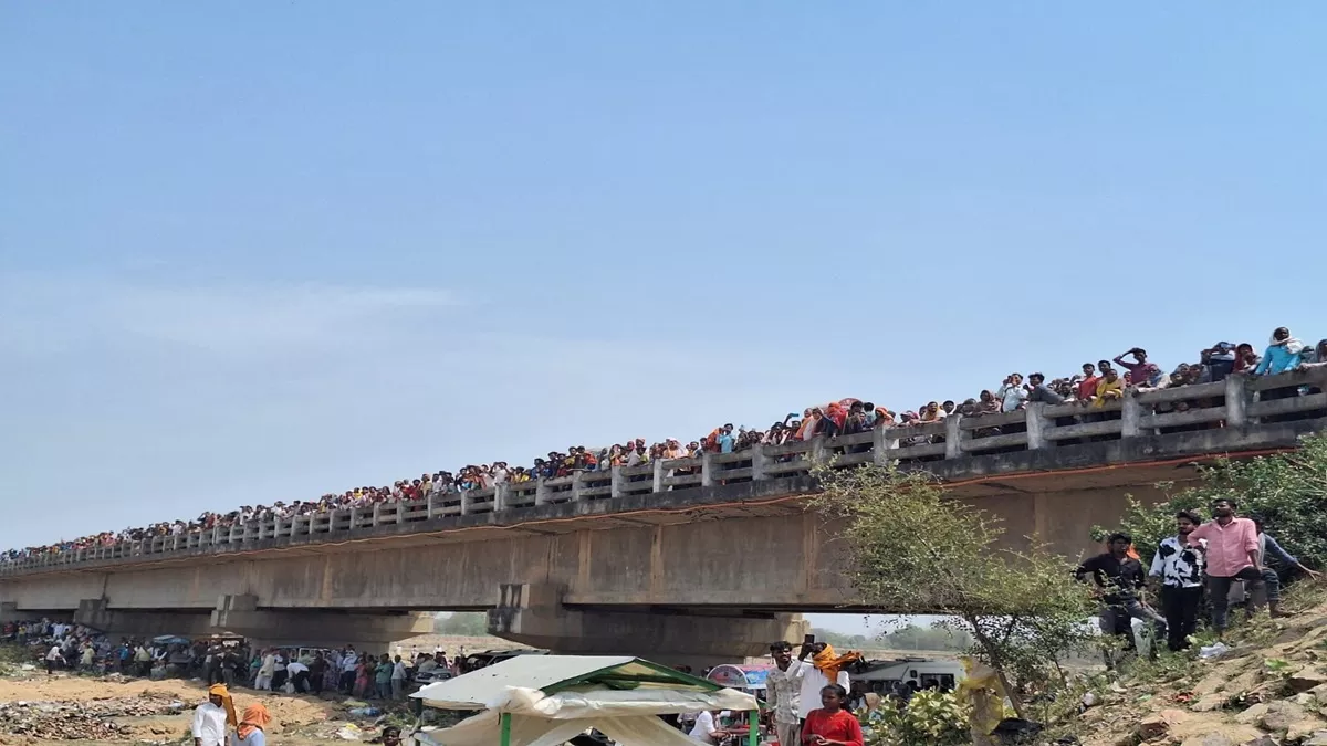 Jamui News: पंडाल मे नहीं मिली जगह तो पुल पर खड़े होकर ही सुना पीएम मोदी का भाषण, 40 डिग्री तापमान में लोग करते रहे इंतजार