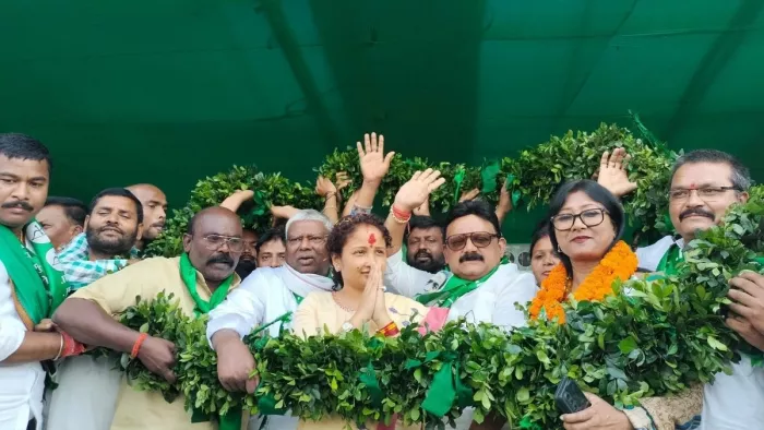 झामुमो के स्थापना दवस समारोह में कल्पना सोरेन का स्वागत करते पार्टी के वरीय नेता।
