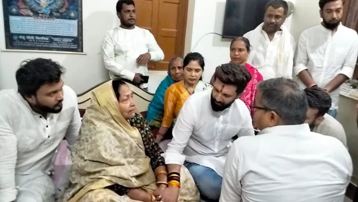 बड़ी मां से मुलाकात करते चिराग पासवान। (जागरण)
