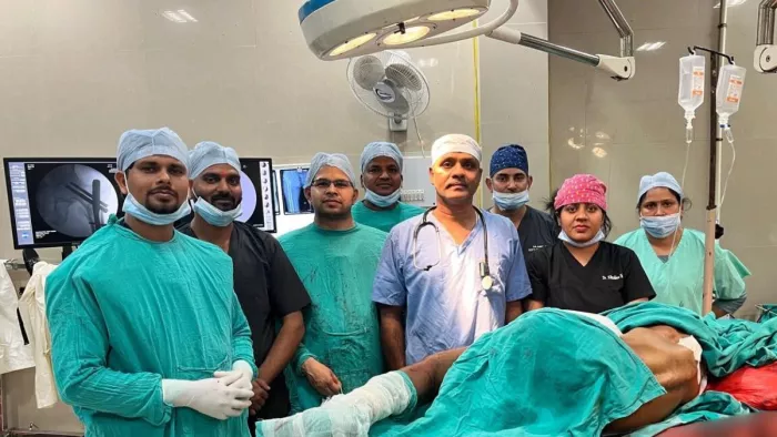 रोगी के साथ ऑर्थो ओटी में उपस्थित एनेस्थीसिया और ऑपरेशन करने वाले डॉक्टर: जागरण