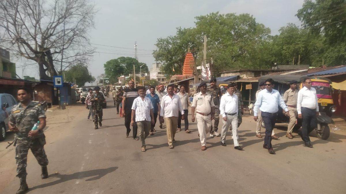 chaos over bajrang bali s flag in hatgamharia shopkeeper beaten up
