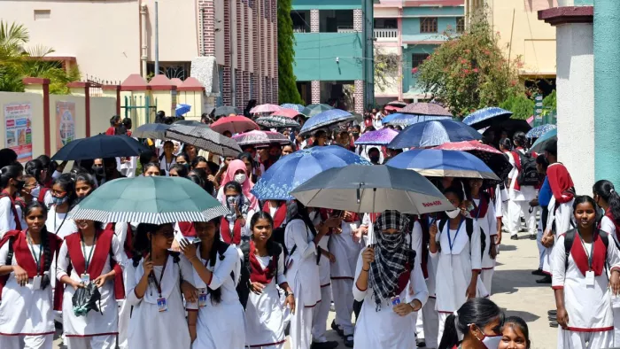 दोपहर की पाली के स्कूलों में प्रार्थना सभा पर लगी रोक। फाइल फोटो