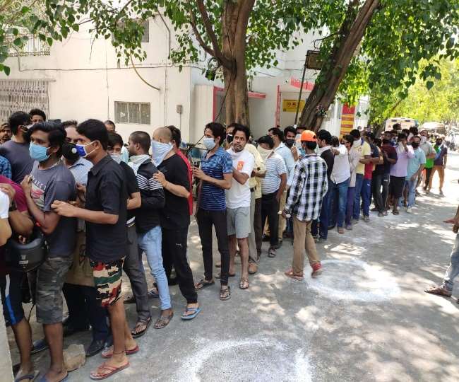 Delhi Wine Shop News दिल्ली में शराब के बाहर सोमवार जैसा नजारा, लोग