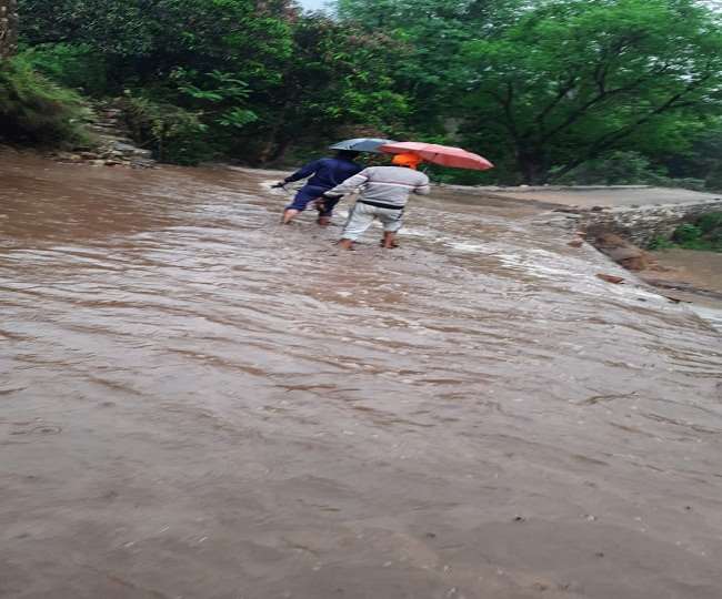 मूसलधार बारिश में चौखुटिया से द्वाराहाट तक कई स्थानों पर मलबा आ जाने से घंटों यातायात बाधित रहा।