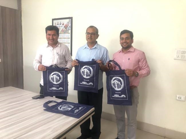 jindal stainless steel company handed over 5 thousand cloth bags to the corporation for awareness