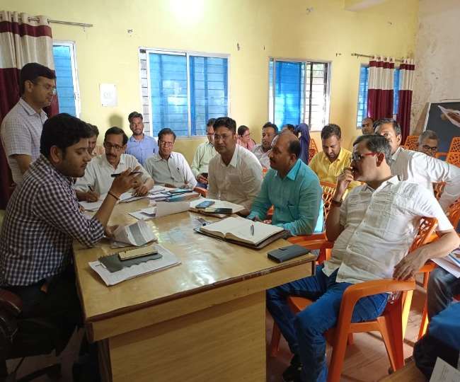 गोंडा में दूसरे का अभिलेख लगाकर शिक्षक की नौकरी हथियाने का राजफाश हुआ है।