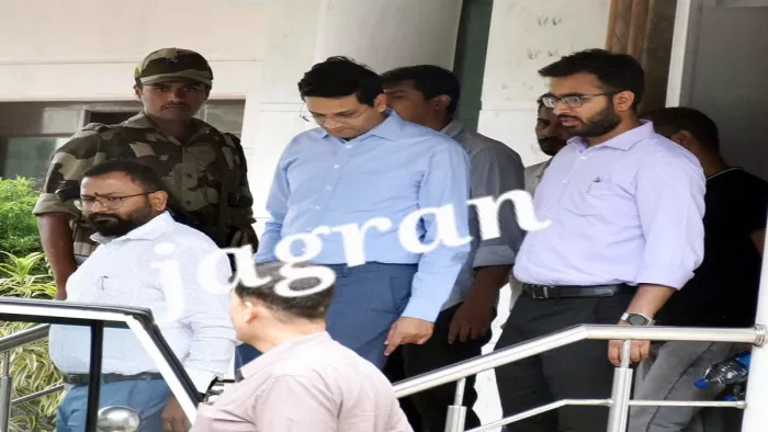 रांची के पूर्व डीसी आईएएस छवि रंजन को गिरफ्तार कर ले जाती ईडी की टीम।
