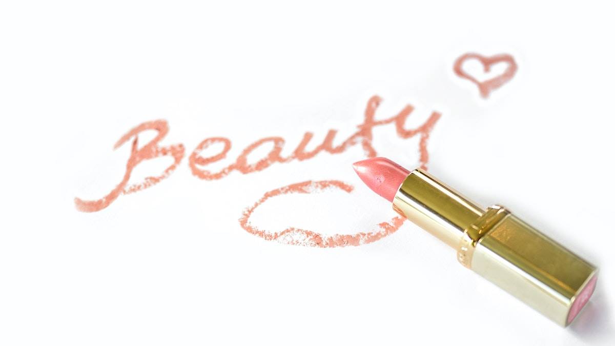 Amazon Deals पर आ गई ऑफर्स की सुनामी!! प्रीमियम ब्रांड की Matte Lipsticks के दाम धड़ाम से गिरे और कीमत हुई आधी