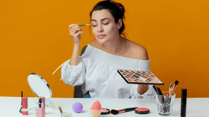 Makeup Hacks: फोटोज़ में खूबसूरत नजर आने के टिप्स एंड ट्रिक्स