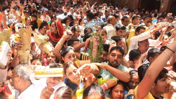 Mathura News: ठाकुर बांकेबिहारी के भक्तों के लिए अच्छी खबर, अब धूप व वर्षा से श्रद्धालुओं को मिलेगी राहत