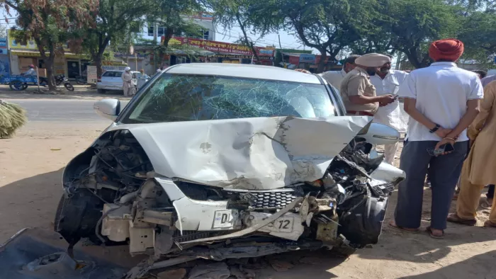 दो कारों की टक्कर में एक की मौत।