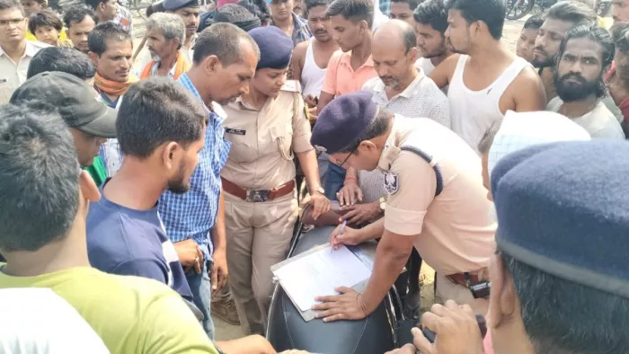 शव मिलने के बाद कागजी प्रक्रिया में जुटी पुलिस। (जागरण फोटो)
