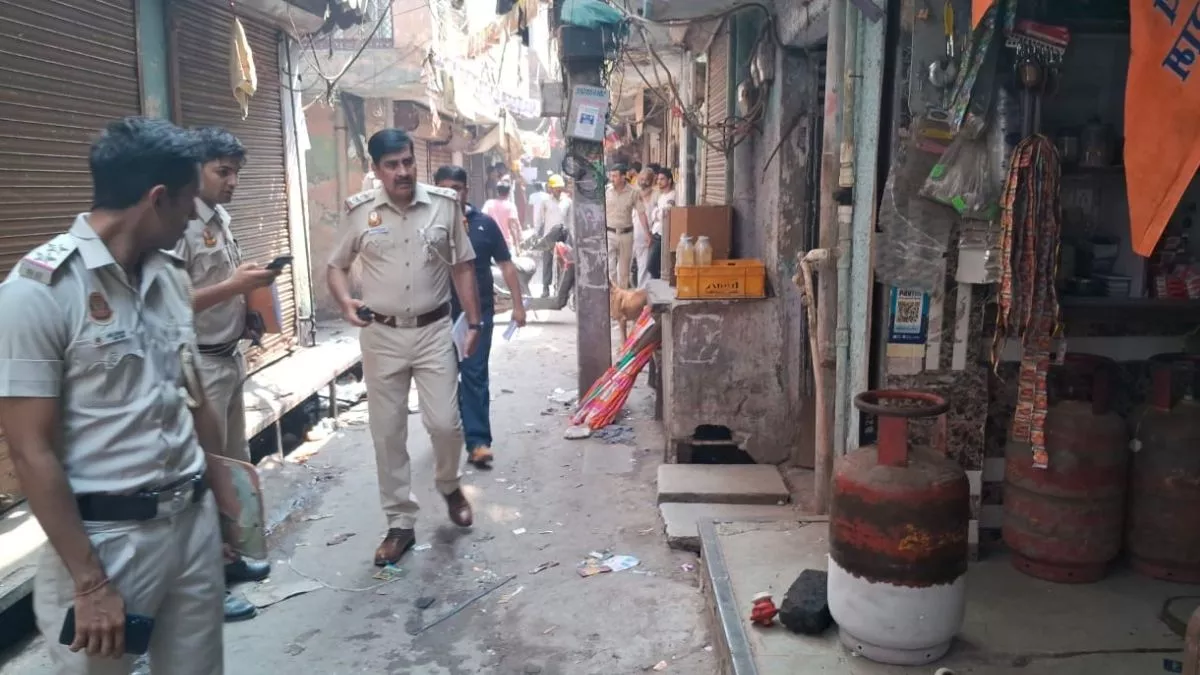 दिल्ली के गांधी नगर में गैस रिफिलिंग के दौरान हुआ हादसा, दुकानदार झुलसा