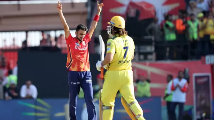 हर्षल पटेल को सोशल मीडिया पर सीएसके फैंस ने घेरा। फोटो- BCCI