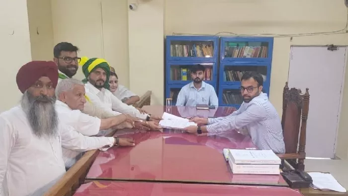 Haryana News: करनाल के जिला सचिवालय में जजपा प्रत्याशी का नामांकन दाखिल करवाते पार्टी नेता दिग्विजय।