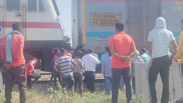 Archana Express Train: खन्ना में अर्चना एक्सप्रेस ट्रेन के इंजन से अलग हुए डिब्बे।