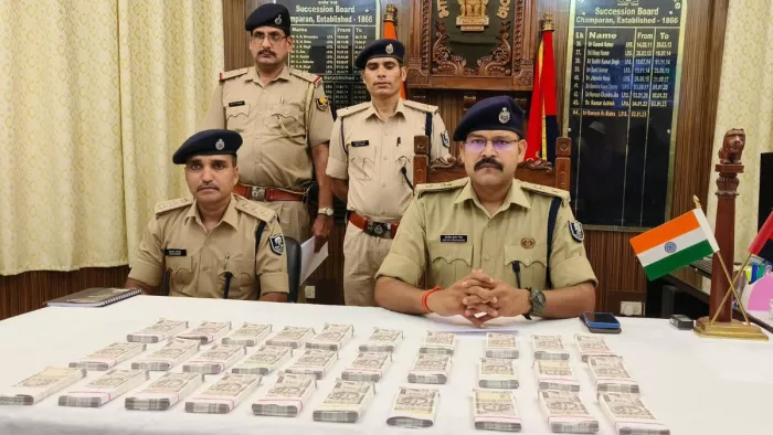 मोतिहारी में करीब 13 लाख रुपये जाली नोट के साथ UP के 2 तस्कर गिरफ्तार। (जागरण फोटो)