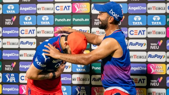 दिनेश कार्तिक ने विराट कोहली को ऑरेंज कैप सौंपी