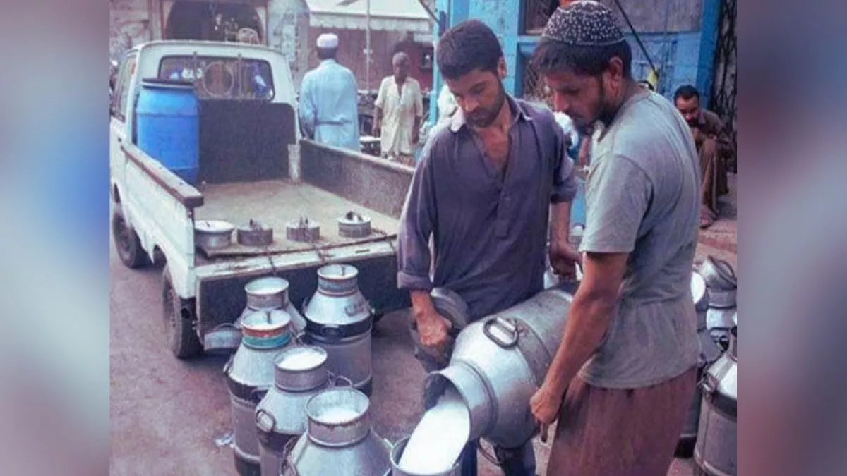 कंगाल पाकिस्तान झेल रहा महंगाई की मार, कराची में फिर बढ़े दूध के दाम; अब इतने रुपये लीटर बिक रहा