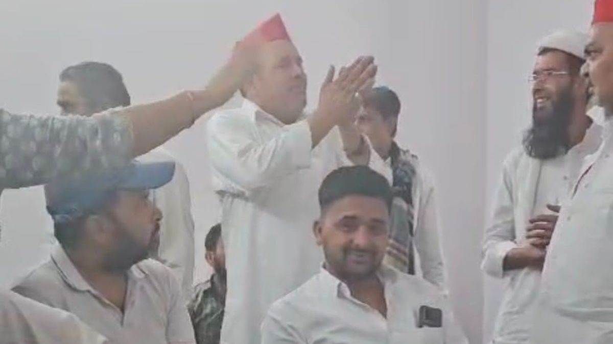 samajwadi party workers got into tussle with each other meerut district president kept folding hands