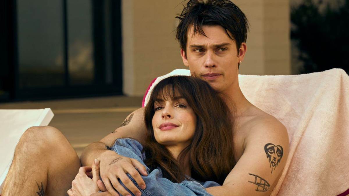 the idea of you author robinne lee reacts surprise ending in anne hathaway movie says that is not story