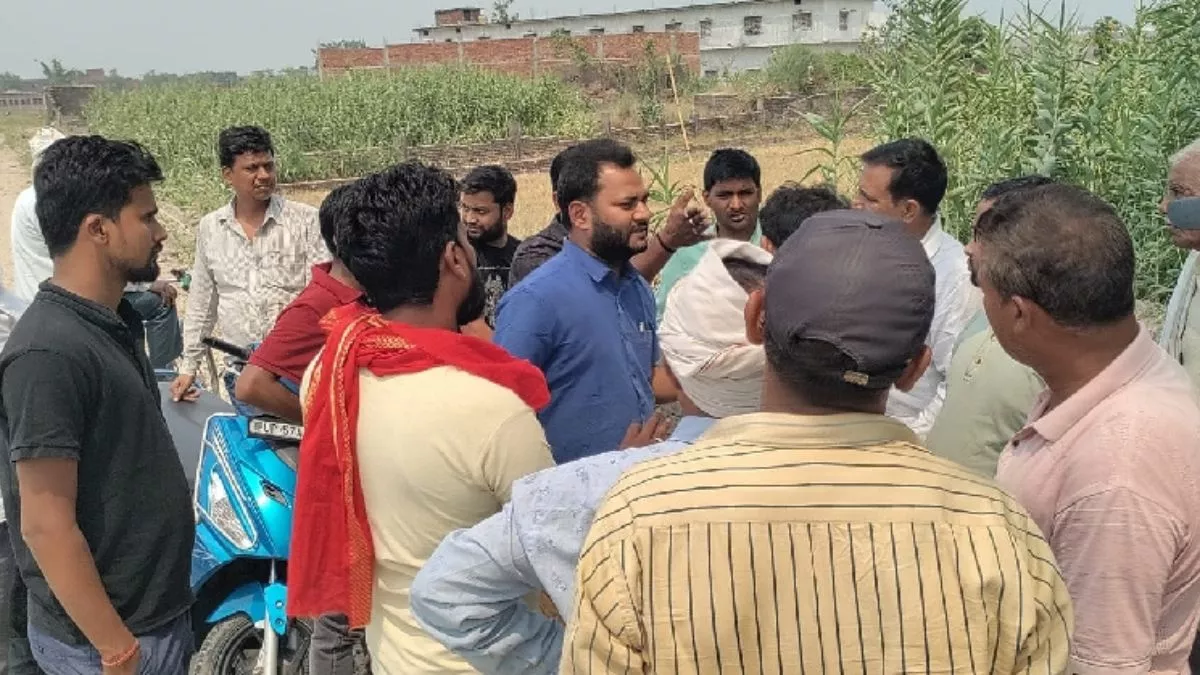 यूपी के इस इलाके में ग्रामीणों ने रोका अपने ही गांव की सड़क का निर्माण, बोले- पहले यह मांग होगी पूरी