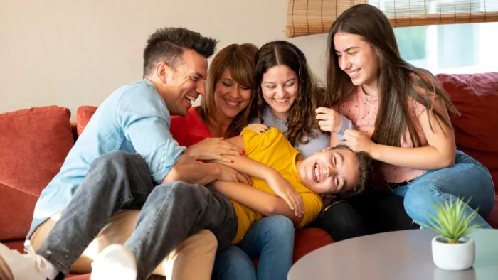 World Laughter Day 2024: घर में ऐसे बनाएं हंसी-खुशी का माहौल