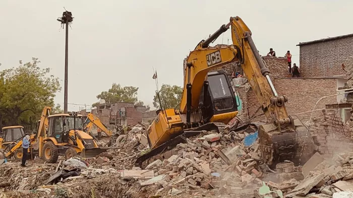 Bulldozer Action Photos: आशियानों पर धड़ाधड़ गरजा बुलडोजर, आंखों के सामने टूट गए घर; इलाके में मचा हड़कंप