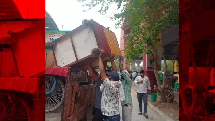 एमजी रोड पर अतिक्रमण के विरुद्ध चला अभियान।