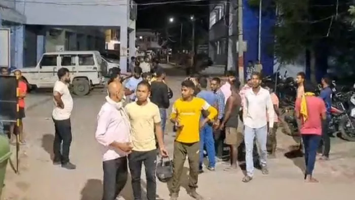 सड़क हादसे के बाद घटनास्थल पर जुटी लोगों की भीड़