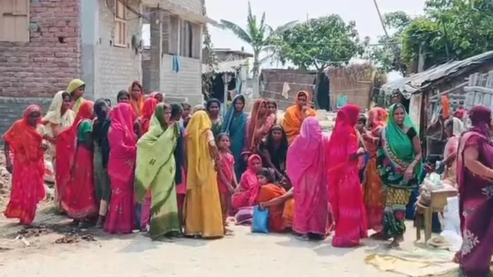 सड़क दुर्घटना में युवक की मौत के बाद रोते-बिलखते परिजन। (जागरण)