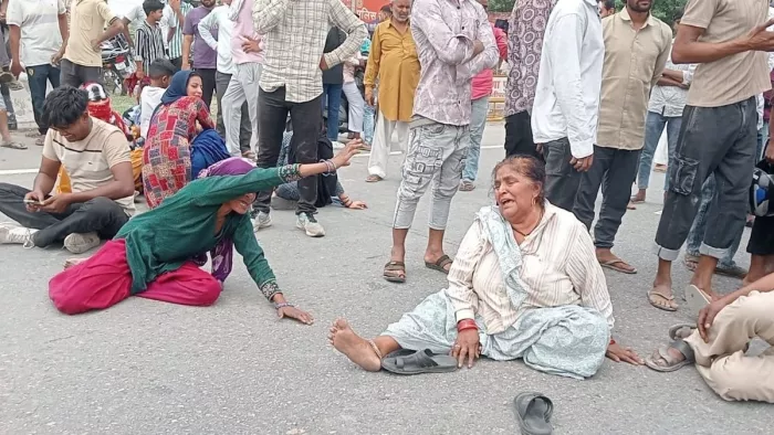 बच्चे का शव देख बिलख रहे परिजन।