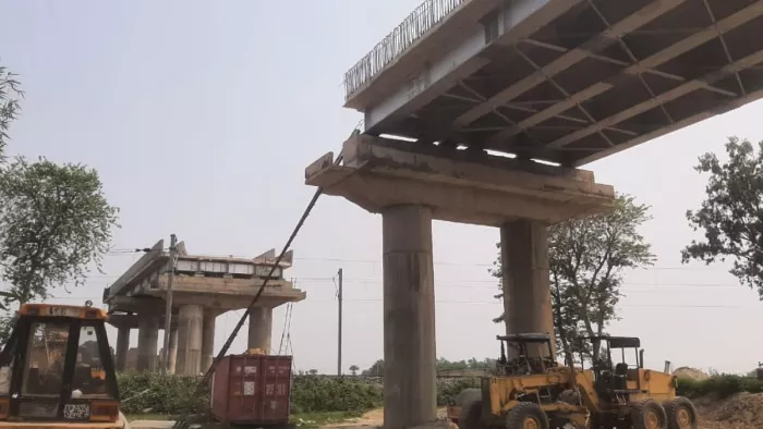 आरओबी के ऊपर पैनल चढ़ाने के दौरान हुआ हादसा। (जागरण)