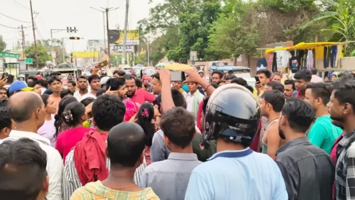 धर्मशाला चौक पर मारपीट के बाद जुटी लोगों की भीड़। (जागरण)