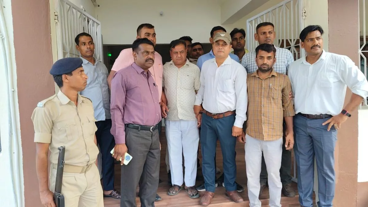 रिटायर्ड शिक्षक से 50 हजार की रिश्वत ले रहे थे शिक्षा विभाग के 2 कर्मचारी, निगरानी विभाग ने रंगे हाथ दबोचा