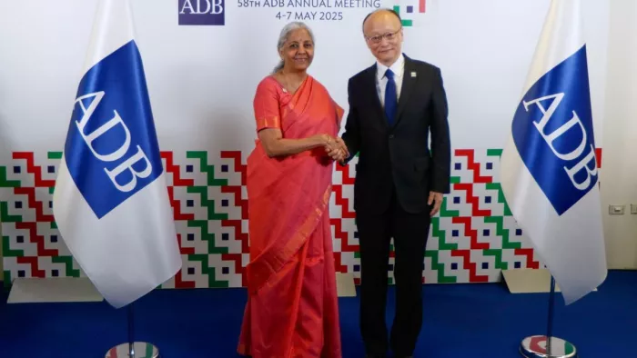 ADB अध्यक्ष से मिलीं वित्त मंत्री निर्मला सीतारमण। (फोटो- एएनआई)