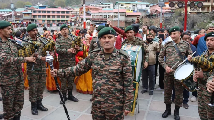 बदरीनाथ धाम के कपाटोत्सव में गढ़वाल स्काउट के जवानों द्वारा भक्तिमय बैंड की धुनों पर बदरीशपुरी को भक्तिमय करते। जागरण