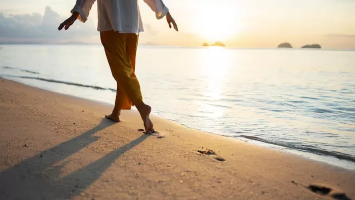 सेहत के लिए फायदेमंद है Sunset Walk। (Image Credit- Freepik)