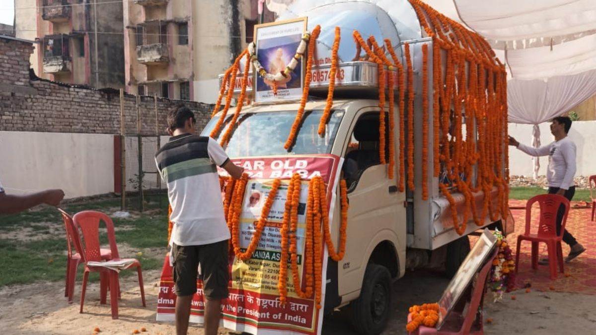 swami shivanand last rites will be performed today at harishchandra ghat the urn will be kept in the ashram