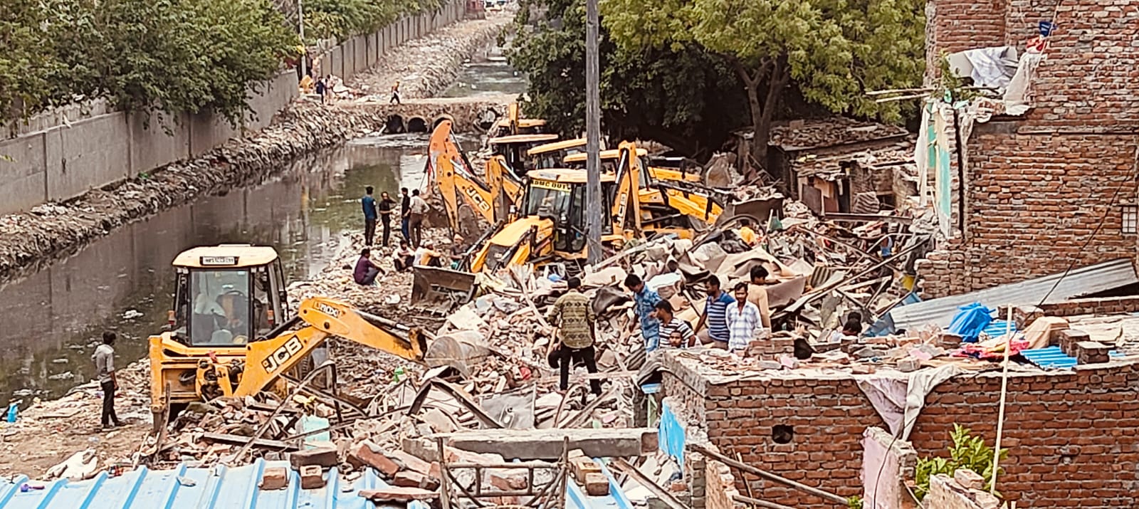 Bulldozer Action Photos: आशियानों पर धड़ाधड़ गरजा बुलडोजर, आंखों के ...