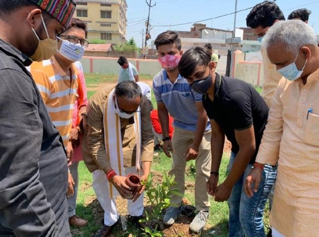 पर्यावरण संरक्षण के लिए किया पौधारोपण, लिया गया संकल्प