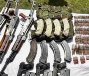 दो युवकों से भारी मात्रा में हथियार और गोला बारूद बरामद किया है।