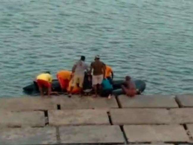 महानदी मैं खुदकुशी करने की प्रयास करने वाले दंपत्ति को बचाते मछुआरे और दमकलकर्मी