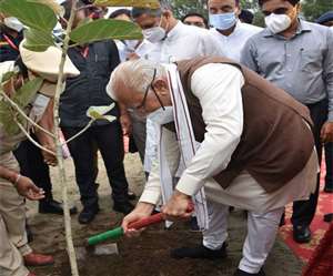 हरियाणा के मुख्&zwj;यमंत्री मनोहरलाल ने करनाल में 'आक्&zwj;सी वन' योजना का शुभारंभ किया। (जागरण)