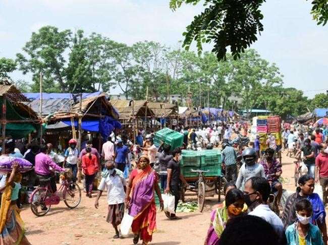 बाजारों में लोगों की खासी भीड़ खरीददारी करने के लिए देखी गई
